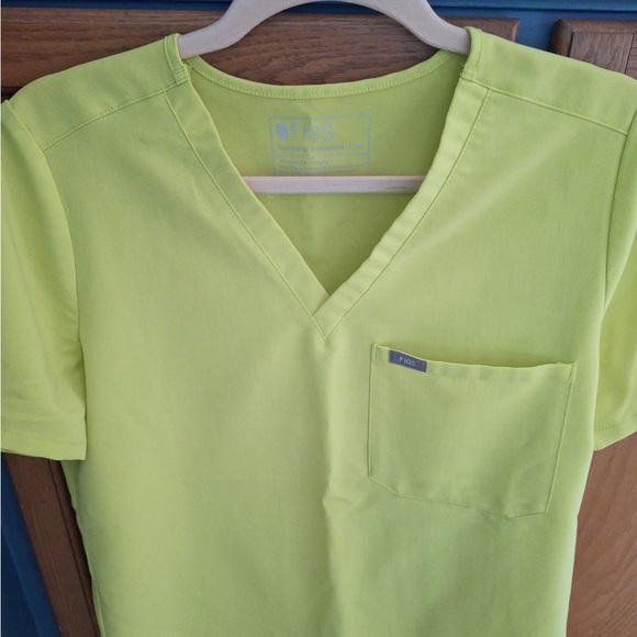 Figs Medium Citrine Neon Yellow Scrub Top - Picture 7 of 8